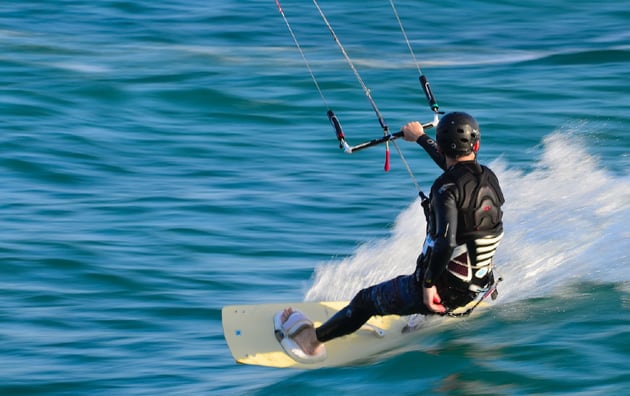 kitesurf en playa mujeres